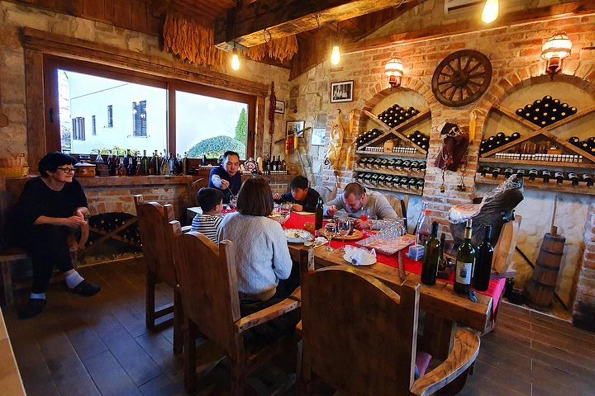 skupina lidí sedících u baru v restauraci