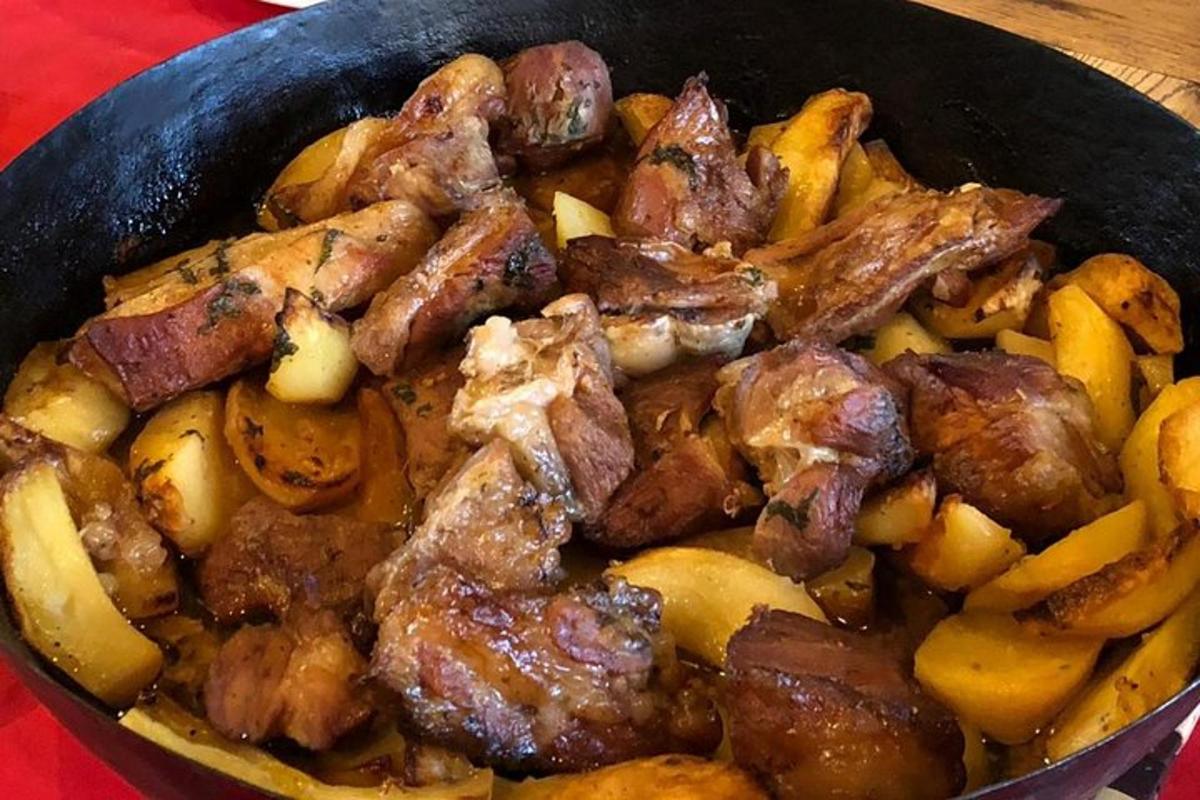 pánev plná masa a brambor na stole