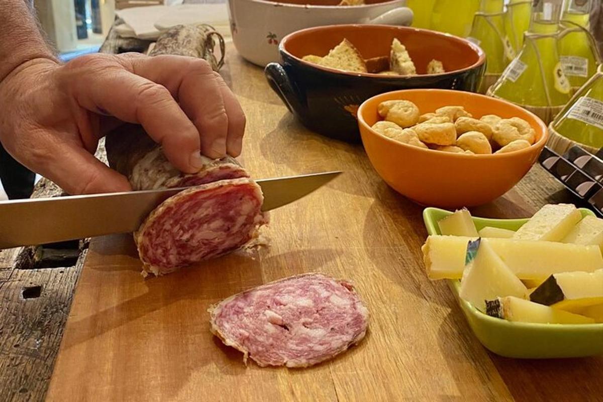 maður sem sker kjötbita á skurðarbretti
