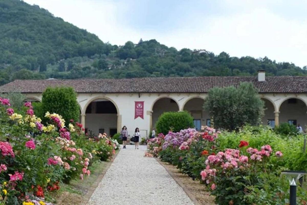 un giardino con fiori di fronte a un edificio