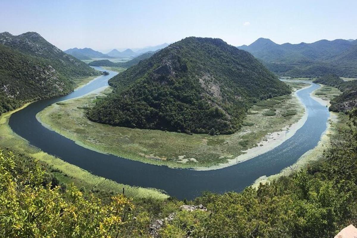 una vista aerea di un fiume tra due montagne