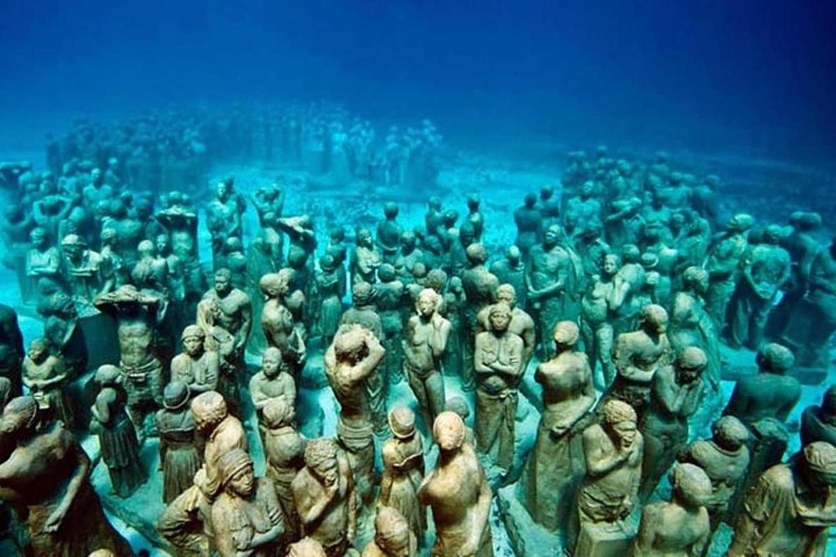 un gruppo di statue in un acquario sottomarino