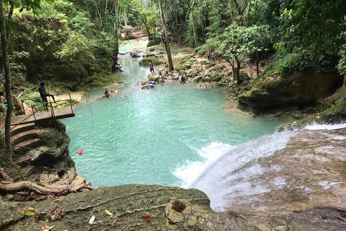 sekumpulan orang berenang di kolam di sungai