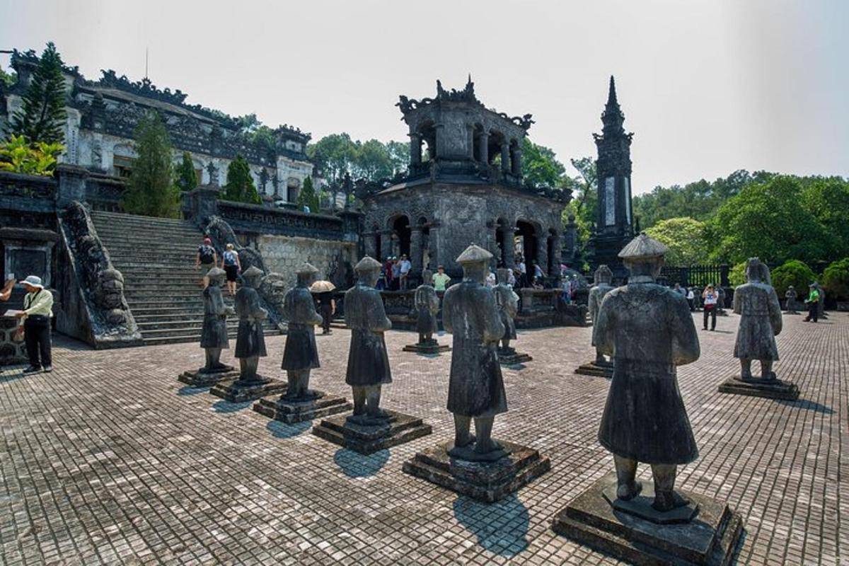 中庭にある女性の彫像の群れ