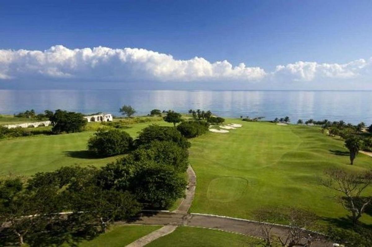 õhust vaade ookeani ääres asuvale golfiväljakule