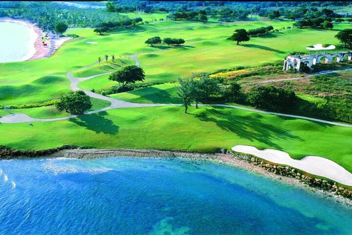 Letecký pohled na golfové hřiště u oceánu