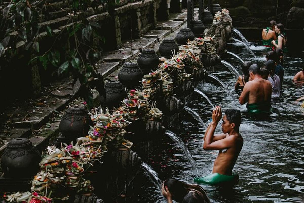 một nhóm người dưới nước với những chiếc bình