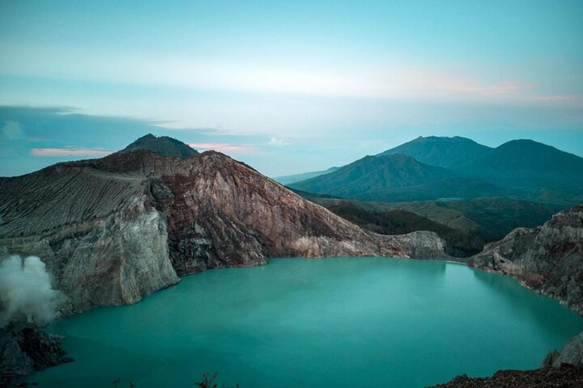 una vista de una montaña con un lago azul