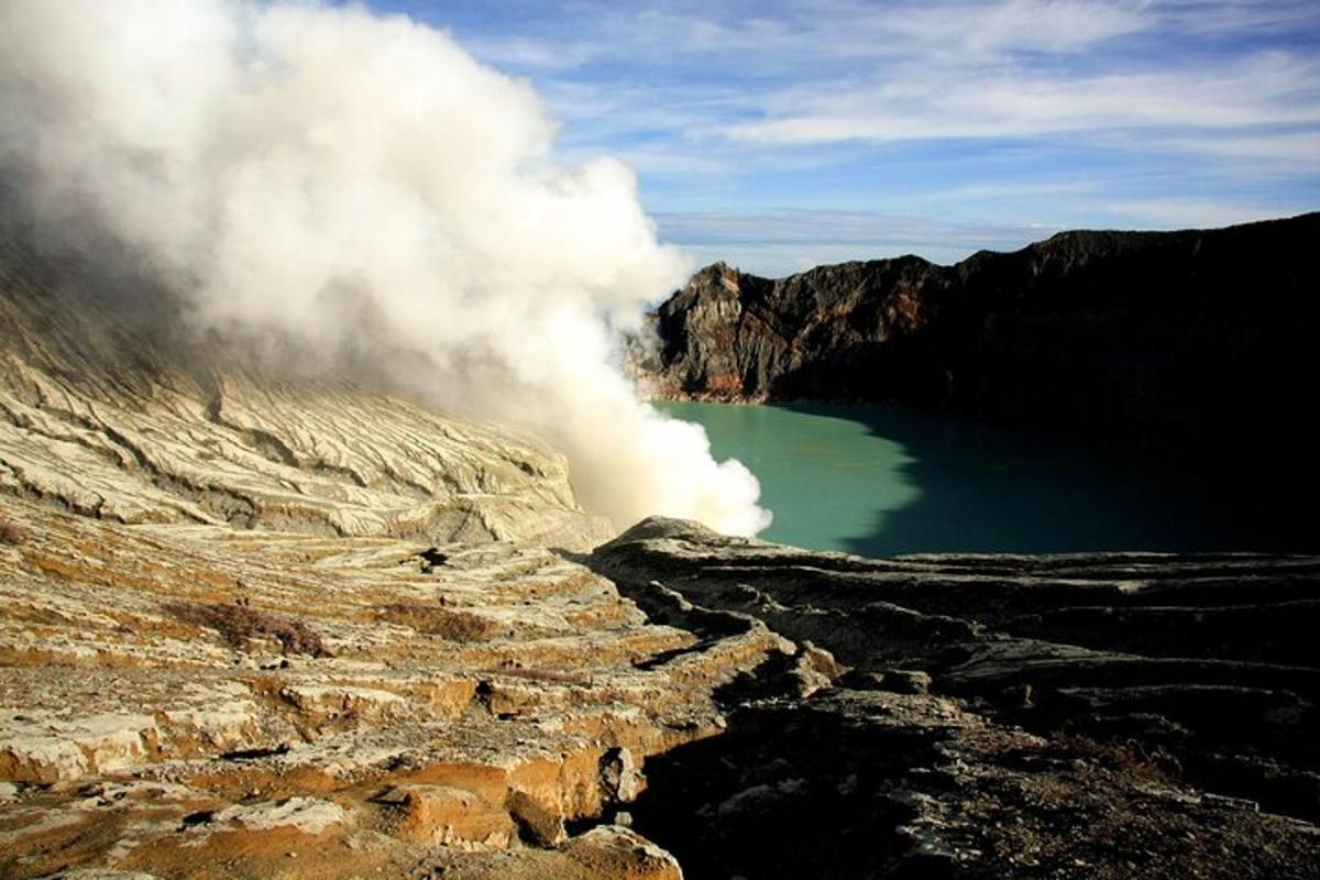 Una vista de un géiser con un cuerpo de agua.