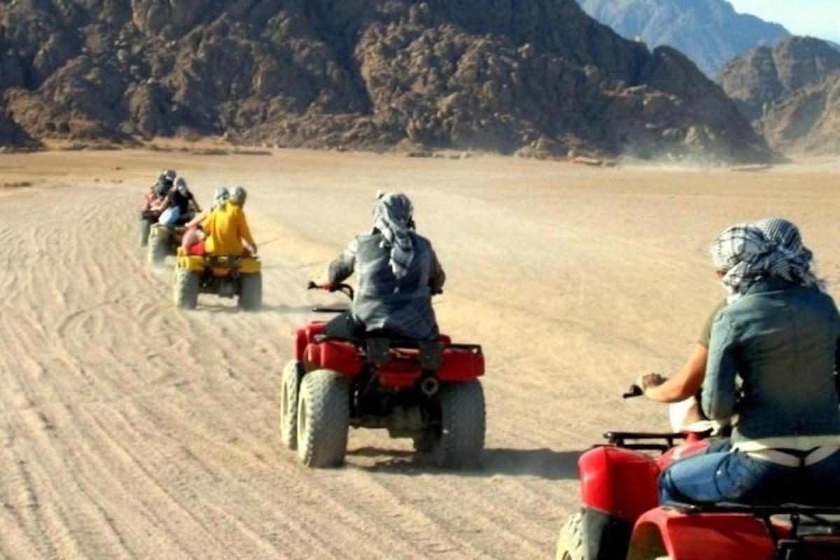Μια ομάδα ανθρώπων που οδηγούν ATV στην έρημο