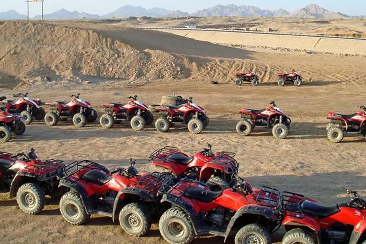 μια ομάδα από ATV παρκαρισμένα στην έρημο