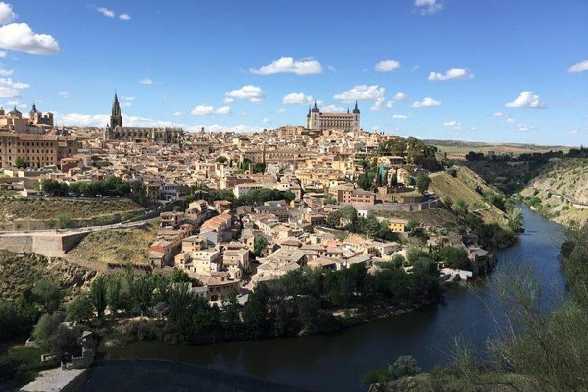 una vista aerea di una città con un fiume