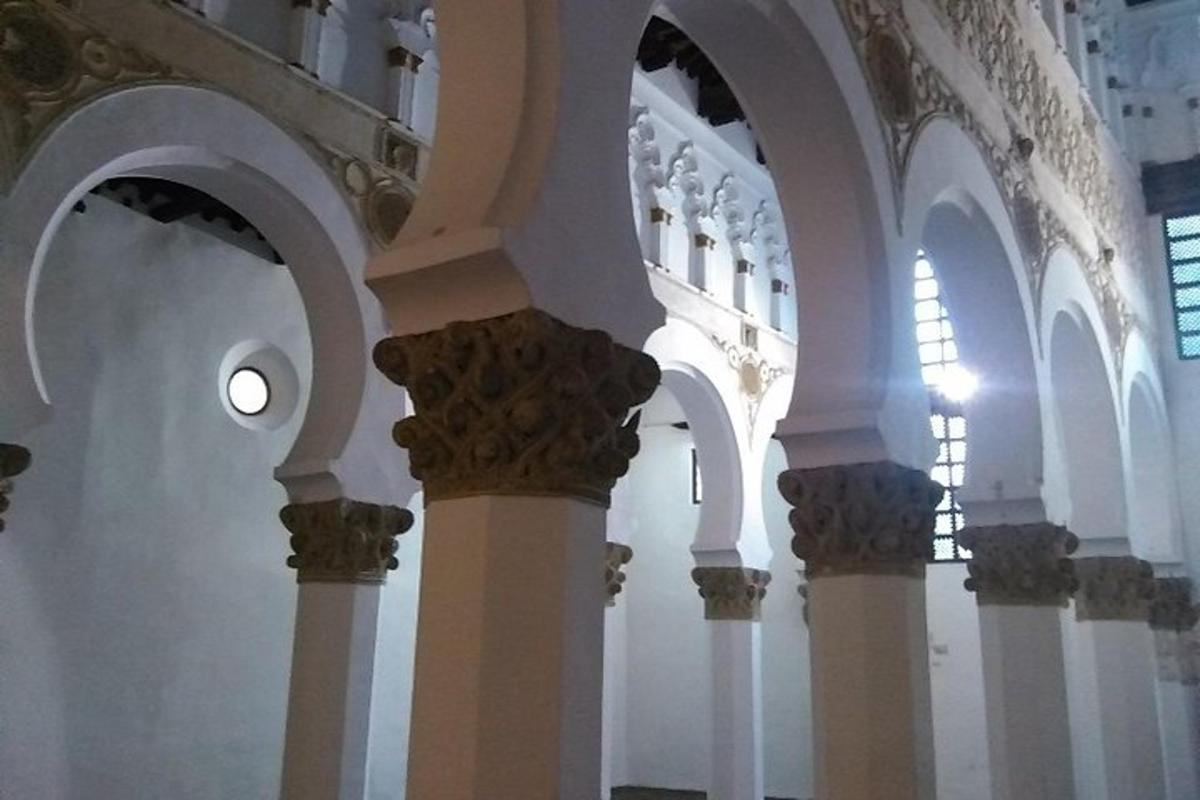 una fila di colonne in un edificio con archi