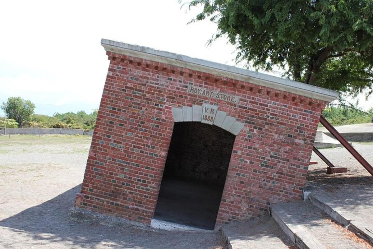 een rood bakstenen gebouw met een tunnel in een veld