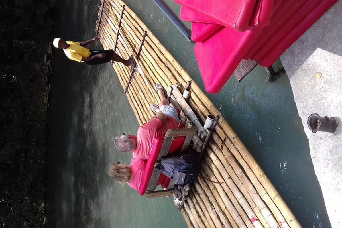 un gruppo di persone in piedi su una recinzione