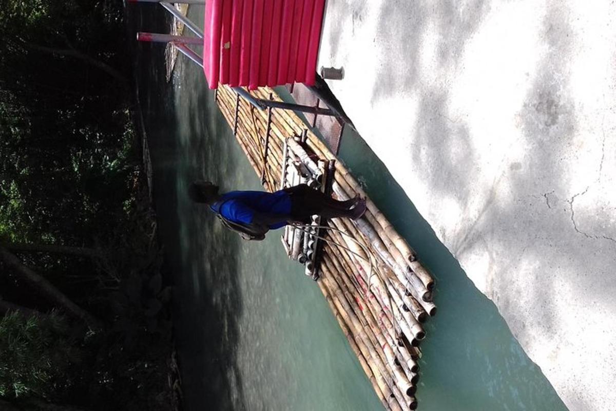 un uomo è in piedi in cima a un muro