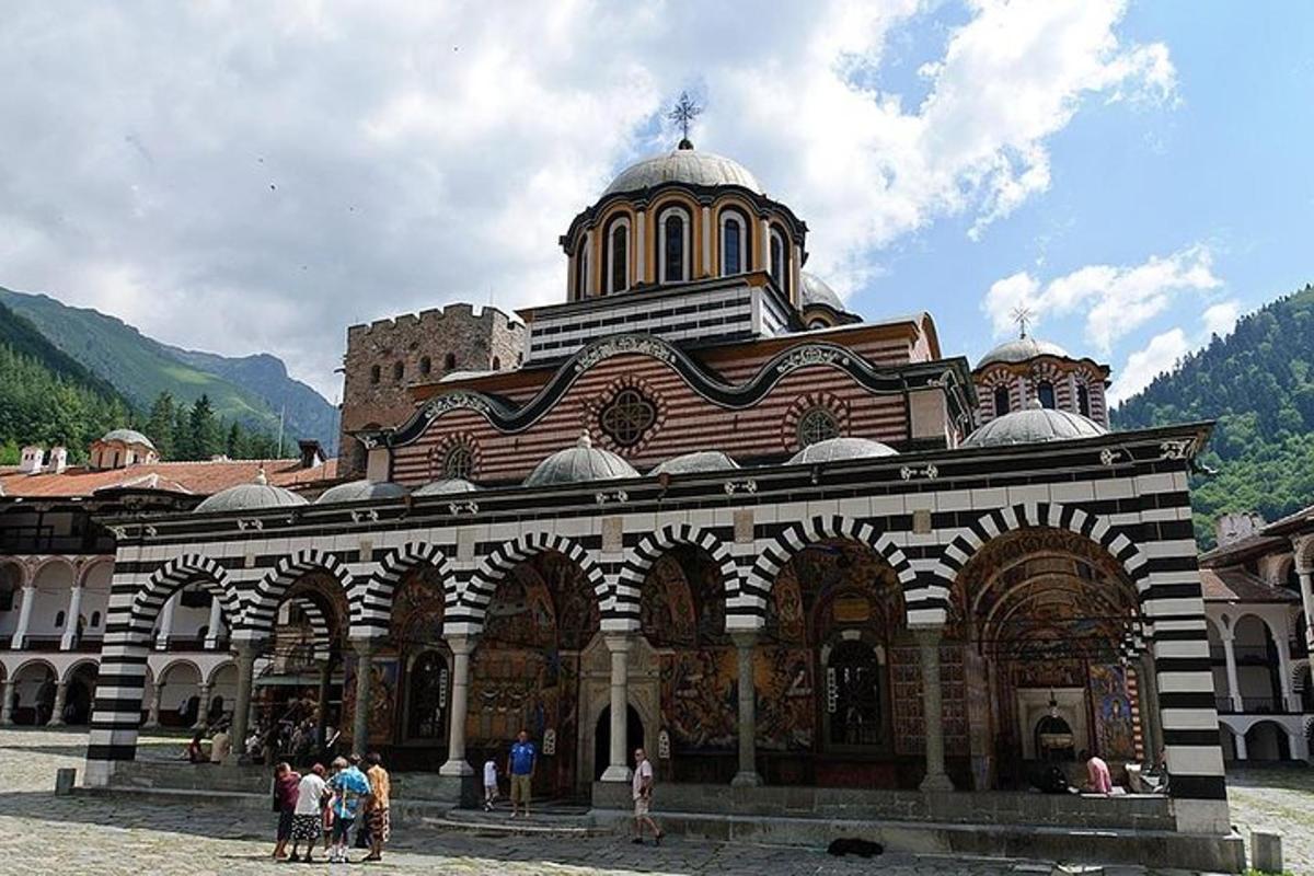 un gran edifici amb gent dreta davant seu