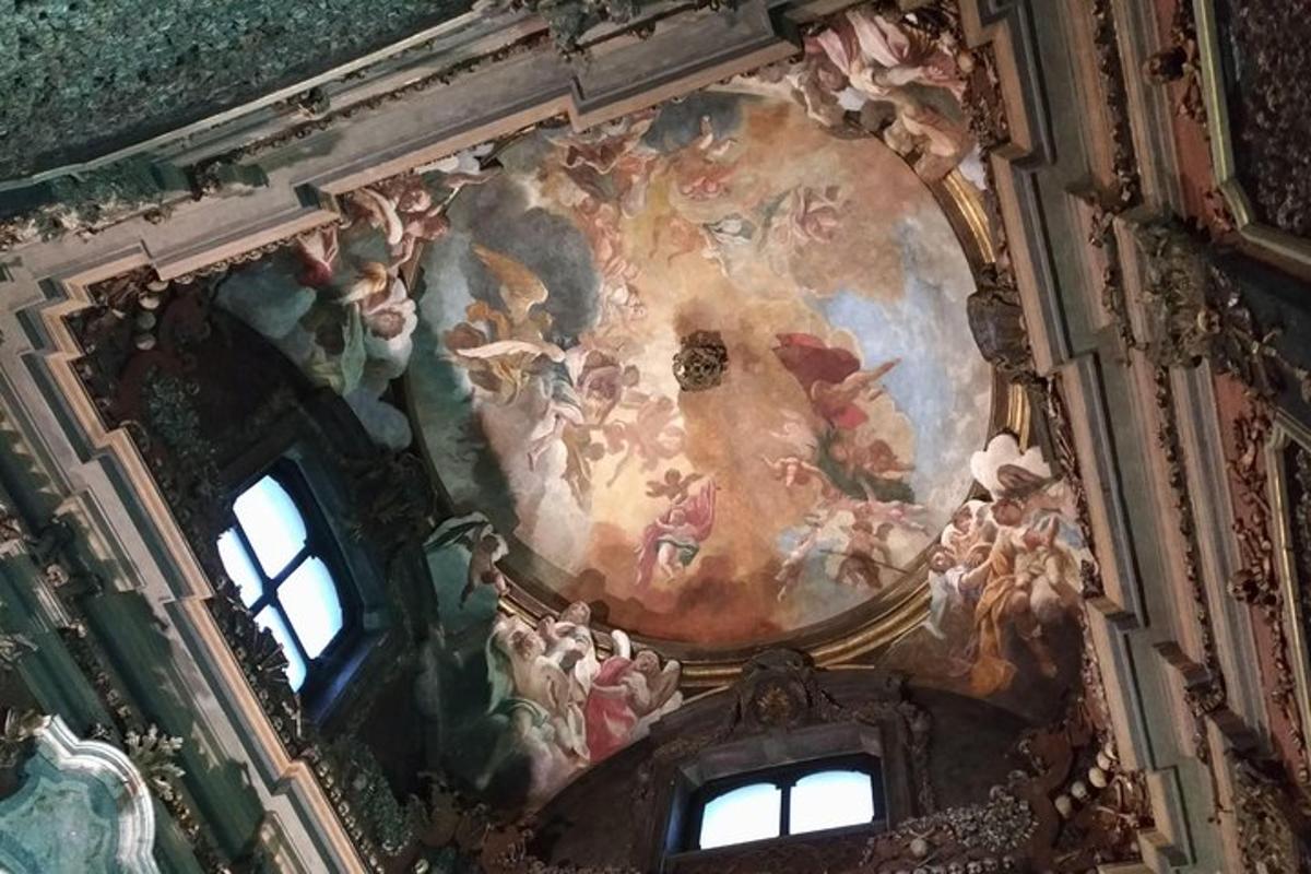 malba na stropě budovy s okny