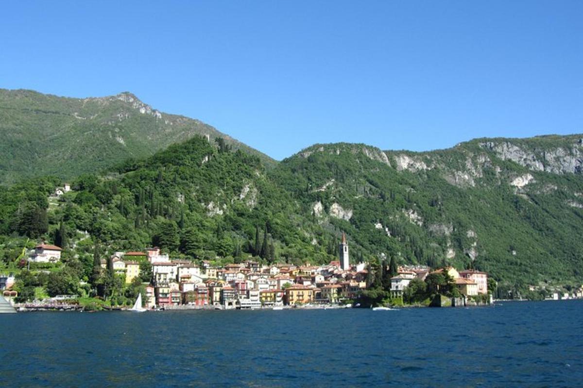 una piccola città sulla riva di uno specchio d'acqua