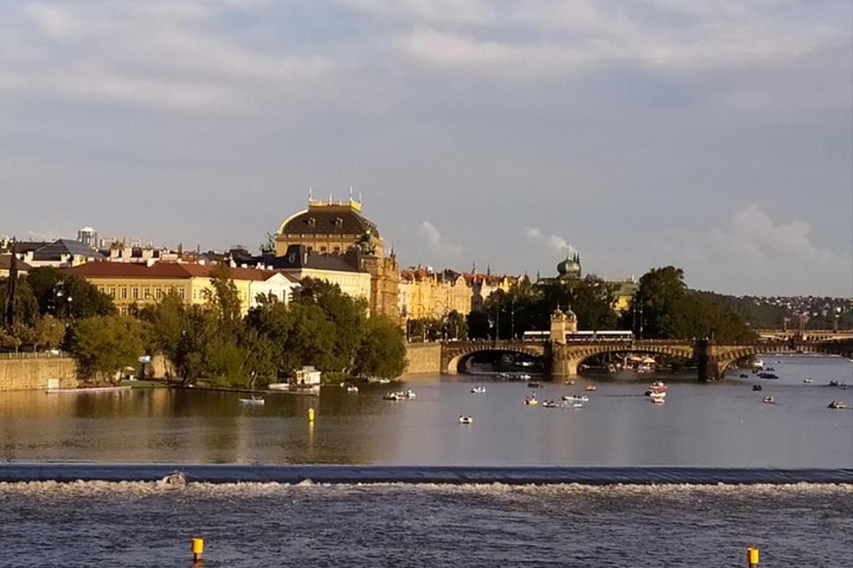 un ponte sopra un fiume con barche sull'acqua