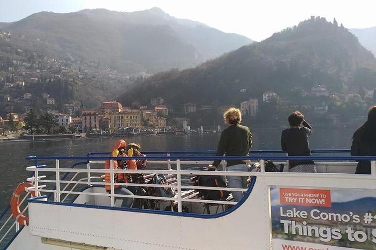 un gruppo di persone su una barca in acqua