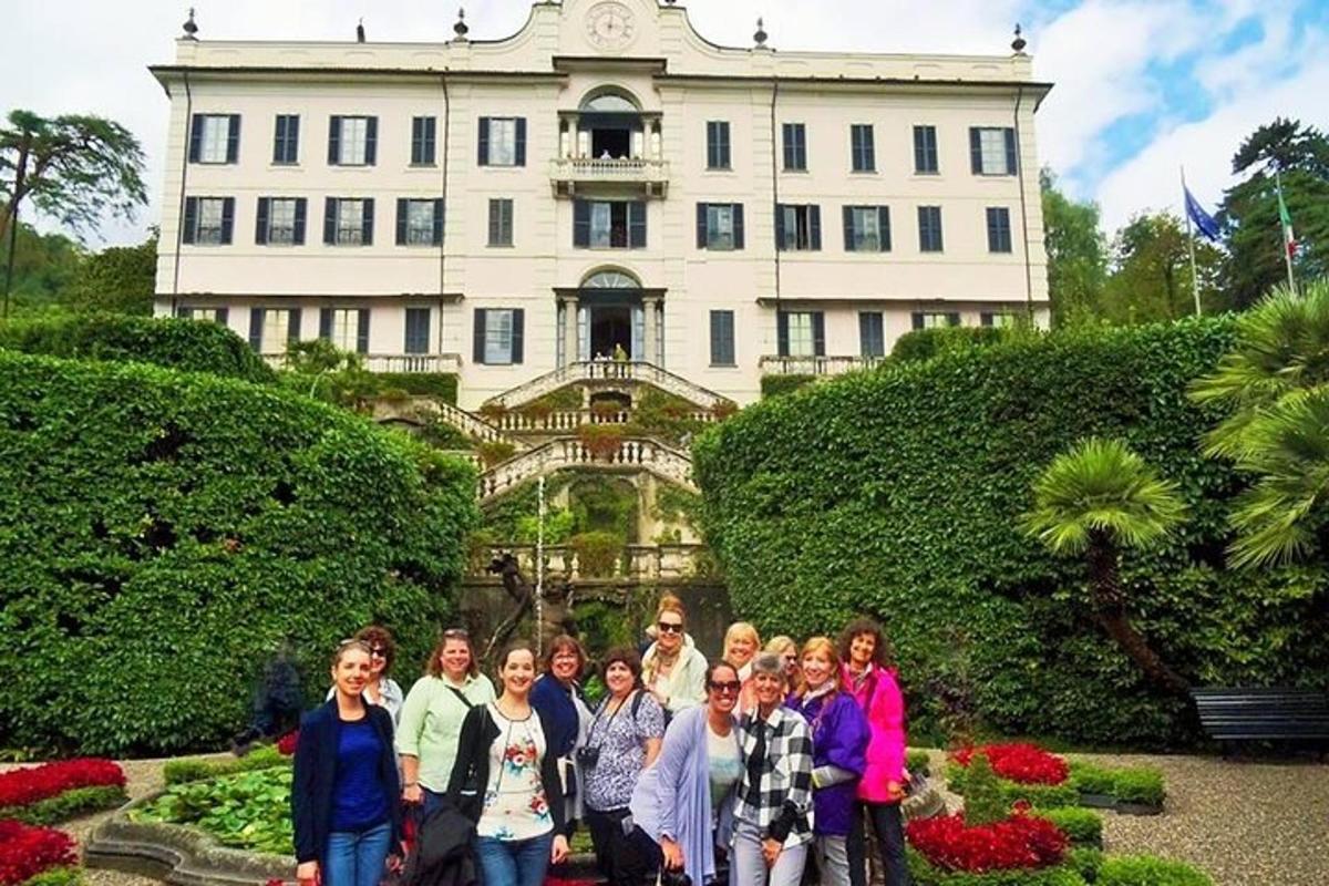 un gruppo di persone in piedi davanti a un edificio