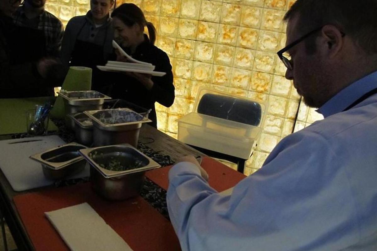 テーブルに座って食事の準備をしている男性