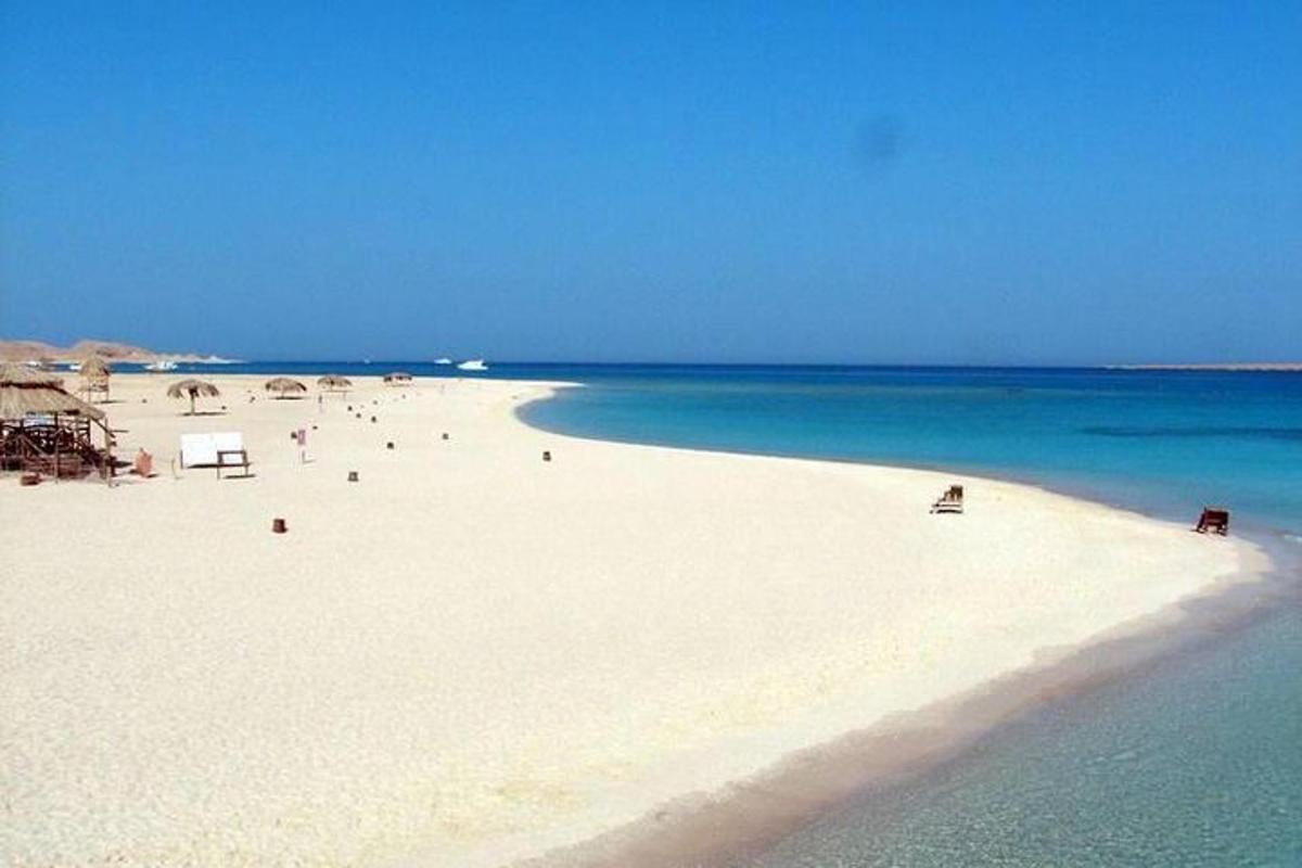 Una playa con mucha gente y el océano.