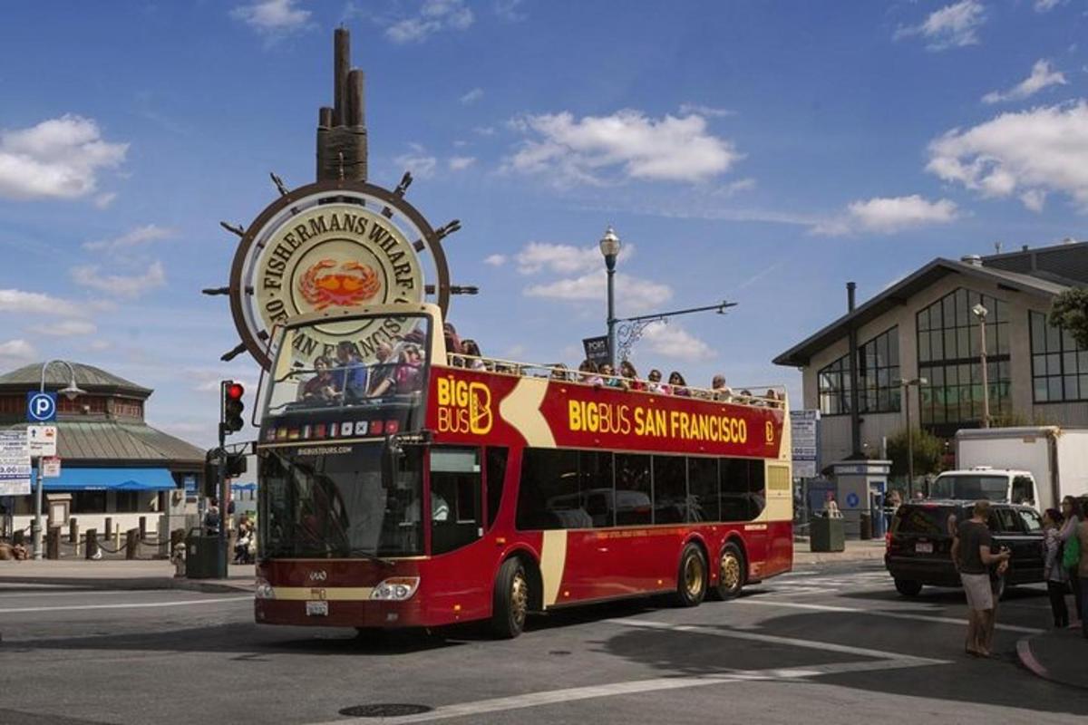 červený dvoupatrový autobus jedoucí po ulici