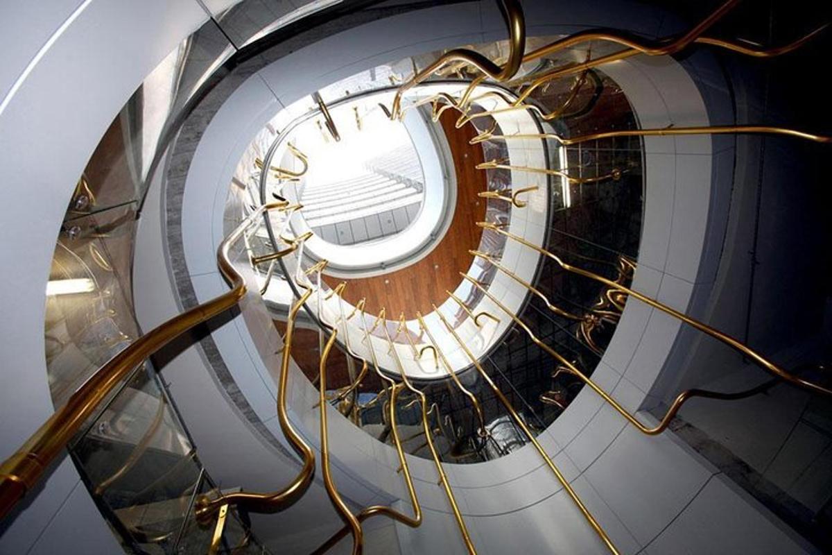 o scară în spirală într-o clădire cu o fereastră