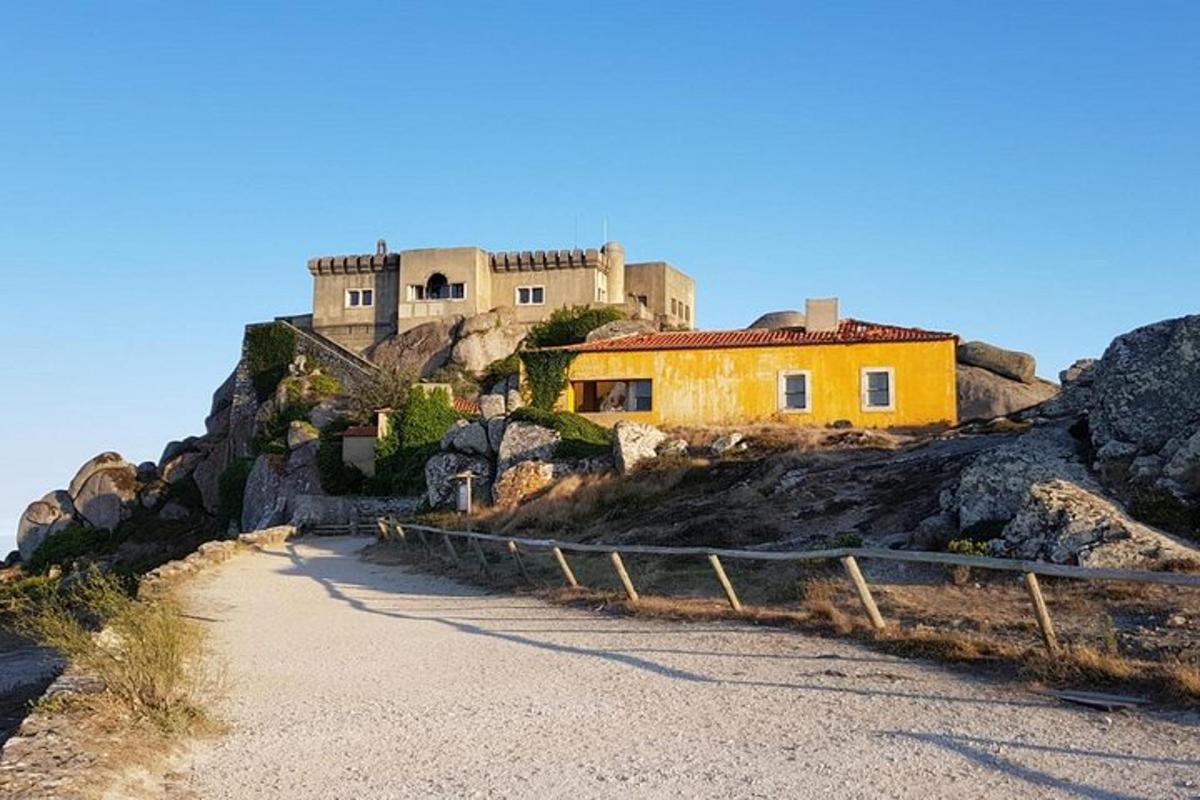 ένα κτίριο στην πλαγιά ενός βουνού με δρόμο