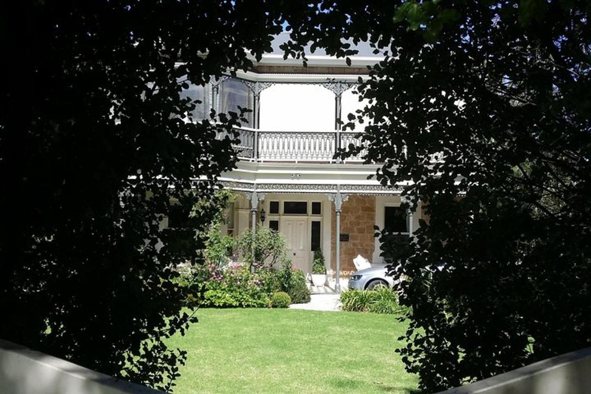 una vista di una casa dal giardino con prato