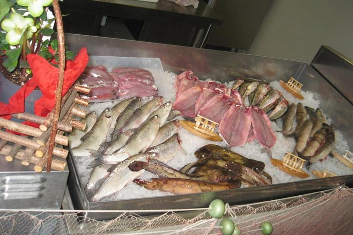 en haug med fisk på et brett på et bord