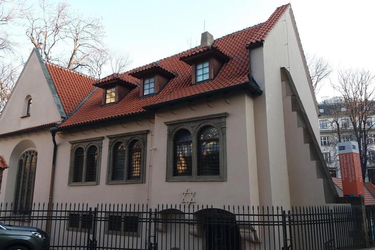dům s červenou střechou a černým plotem