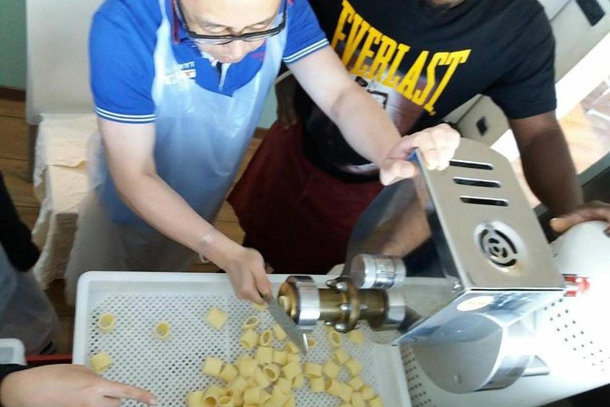 hai người đang cắt thức ăn bằng máy khâu