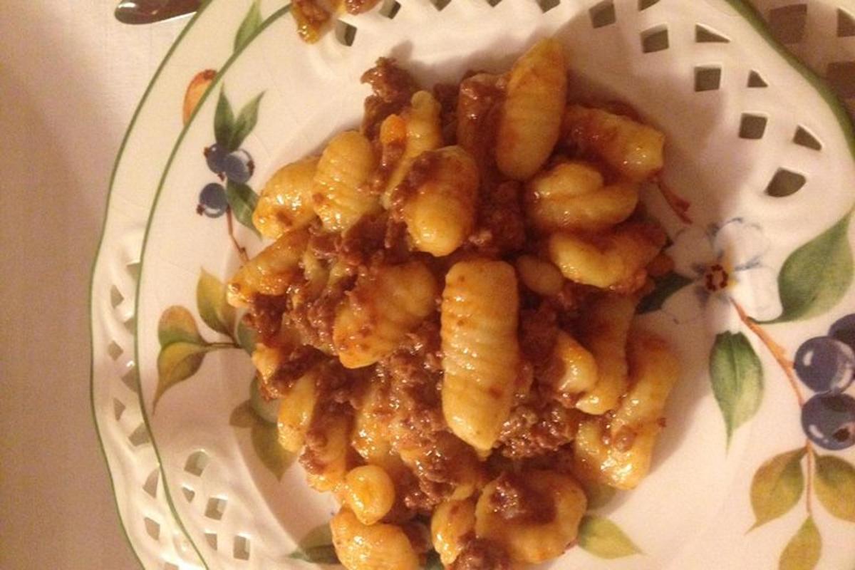 Un plato de comida con pasta en una mesa.