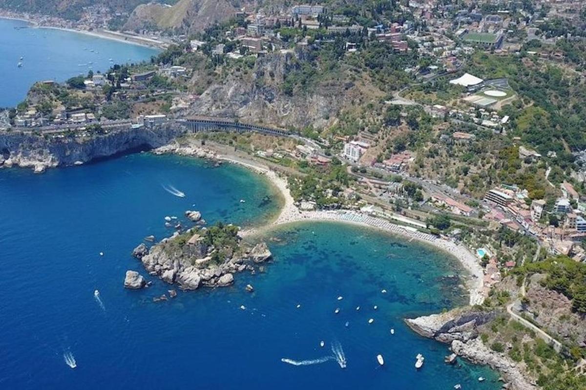 una vista aerea di una spiaggia con barche in acqua