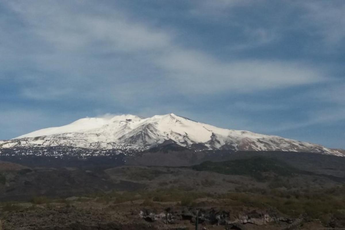 una montagna innevata in lontananza