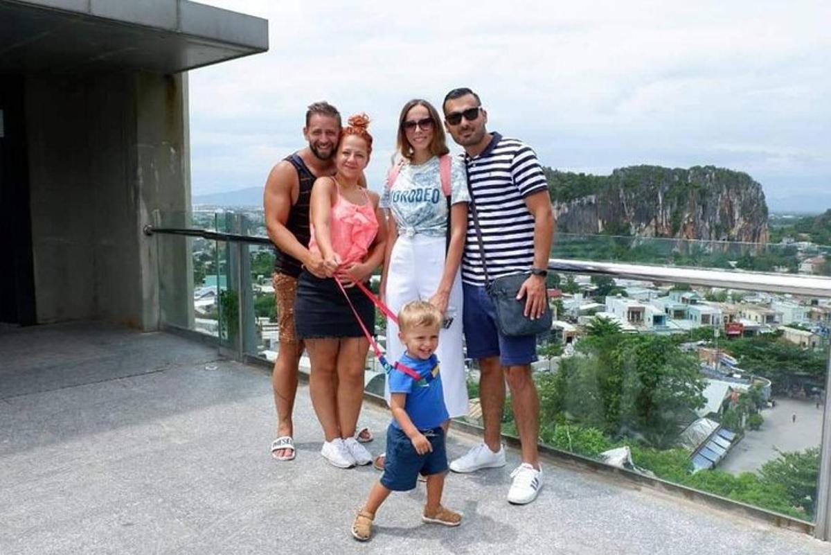 Fjölskylda poserar fyrir myndatöku efst á turni