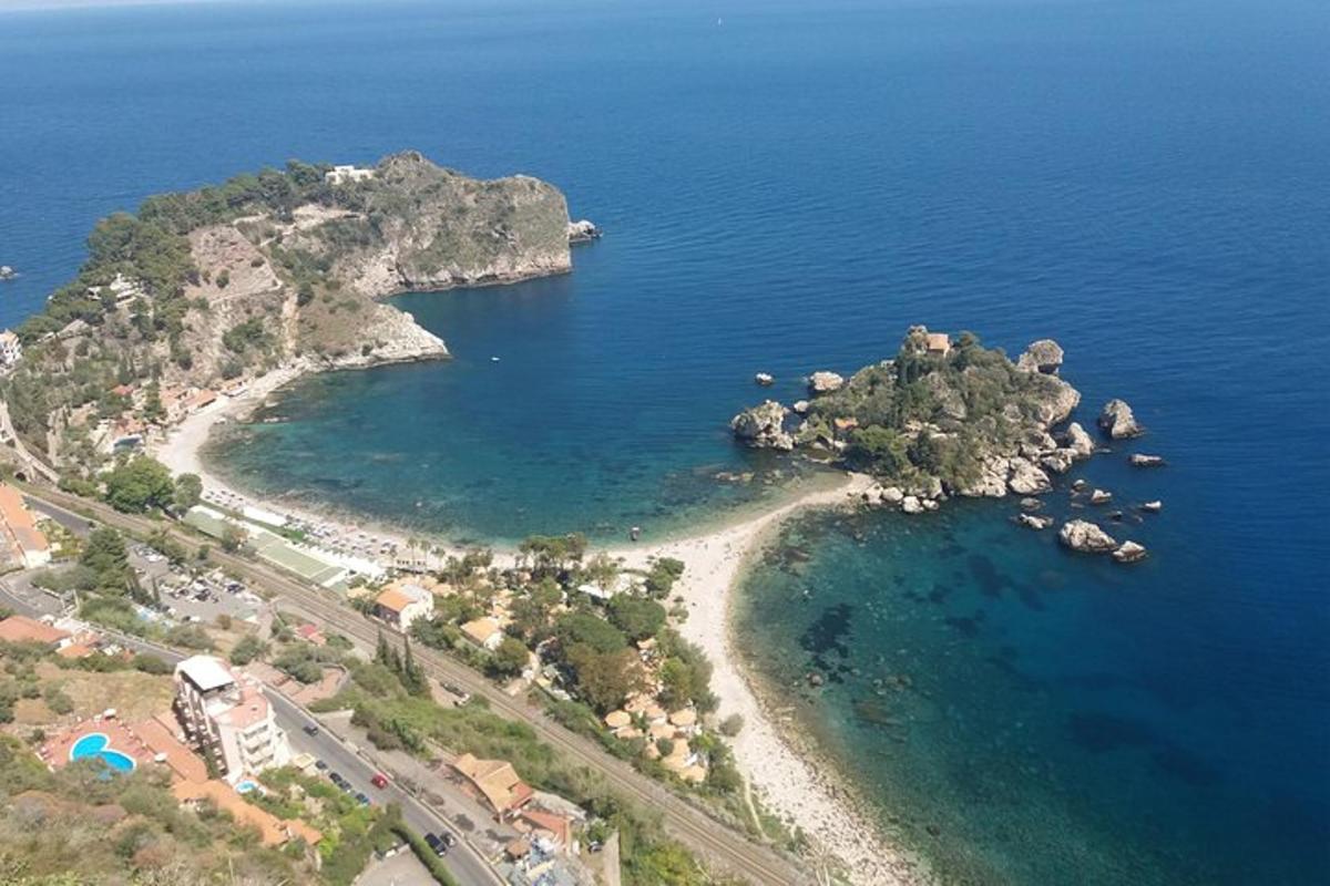 Μια εναέρια άποψη ενός μικρού νησιού στο νερό