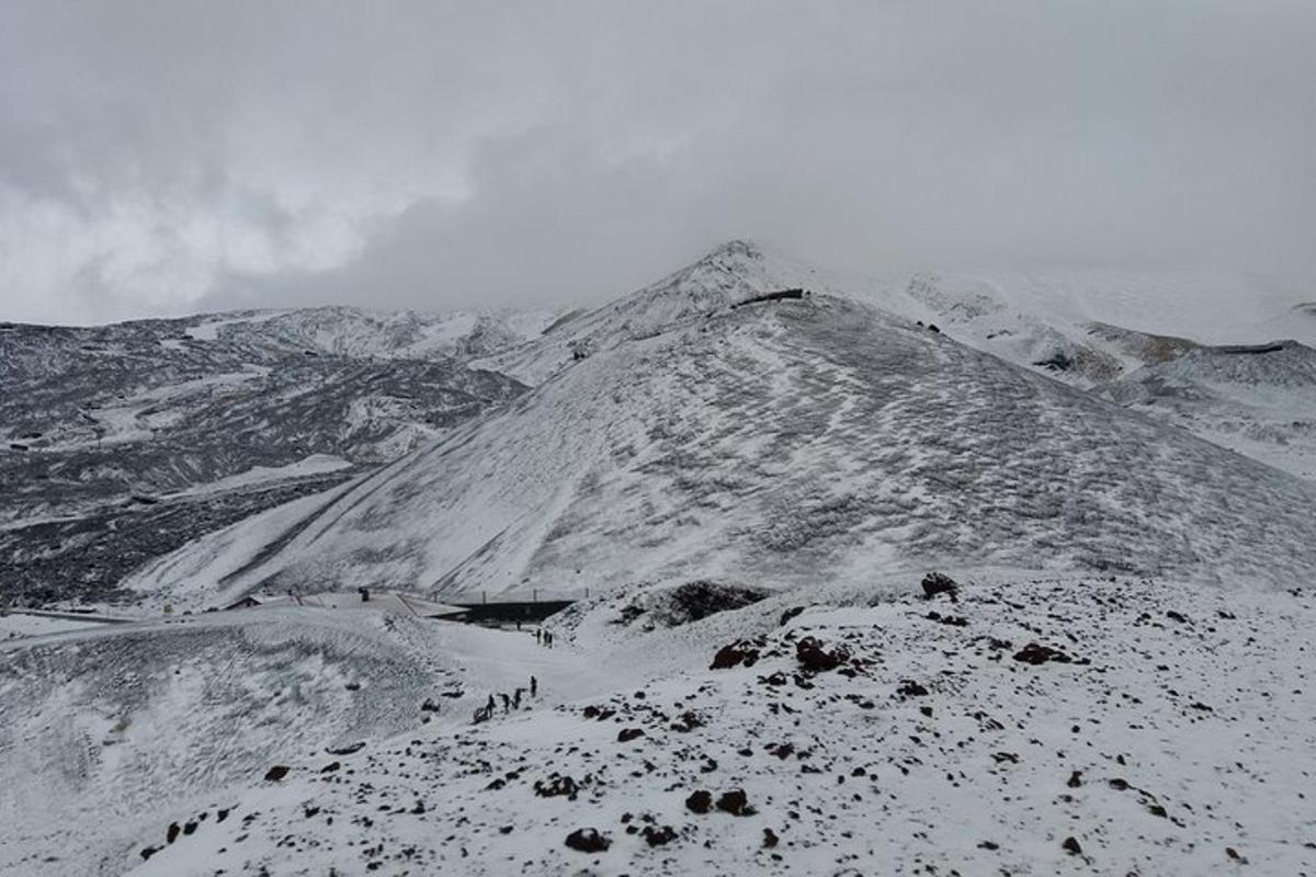 una montagna con la neve in cima