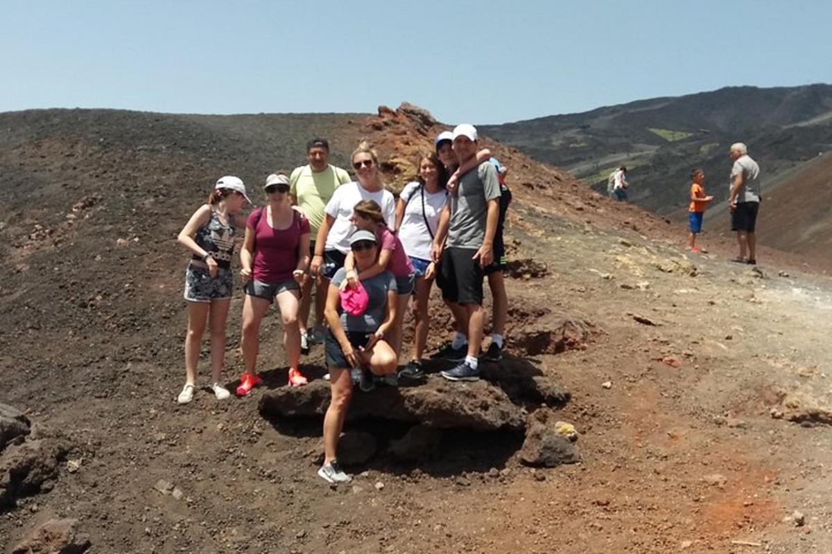 un gruppo di persone in piedi in cima a una collina