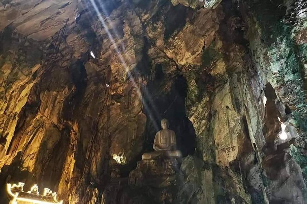 Buddha sedící v meditační jeskyni