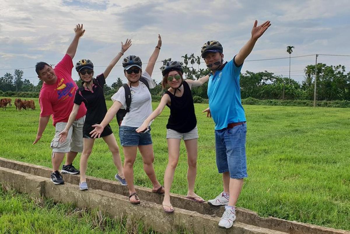 un gruppo di persone in piedi su un muro con le braccia alzate