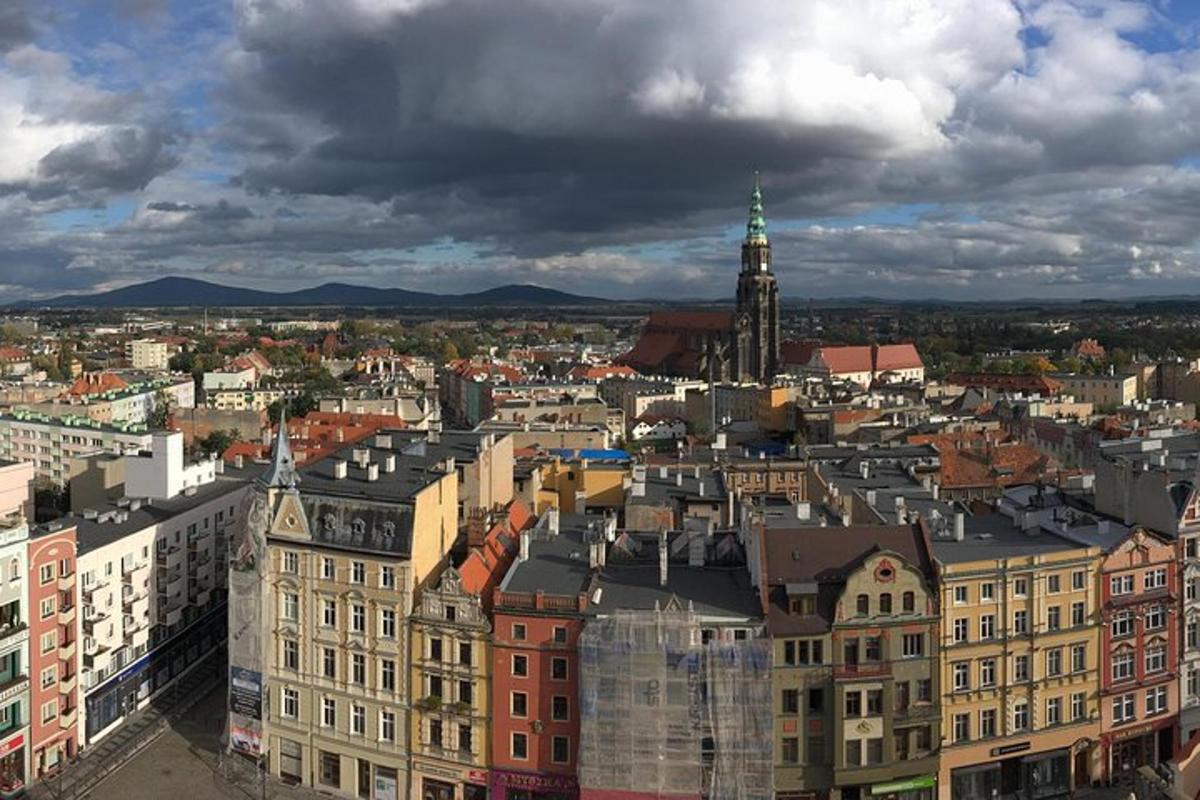 Una vista de una ciudad con edificios y una torre de reloj.