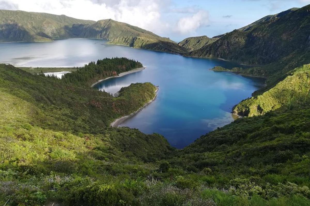 pogled na kratersko jezero v gorah