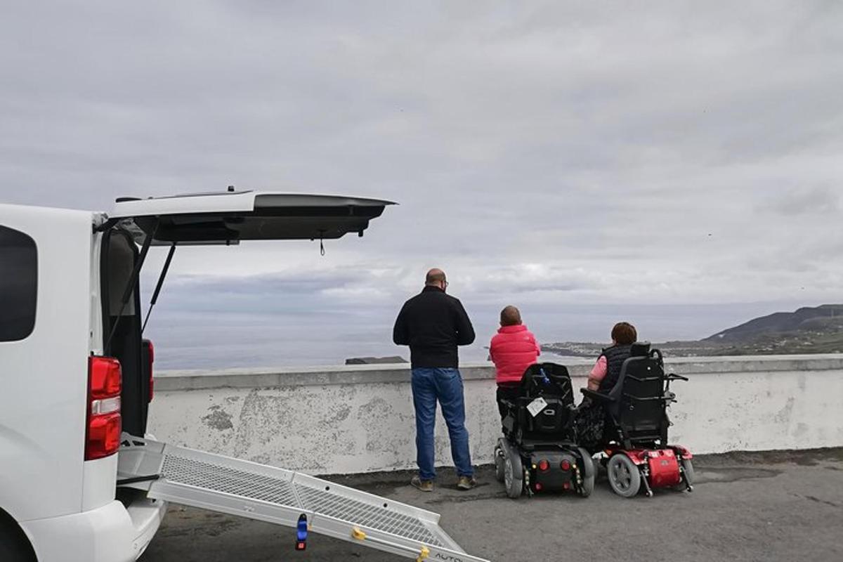 un gruppo di persone che guarda l'oceano da un furgone