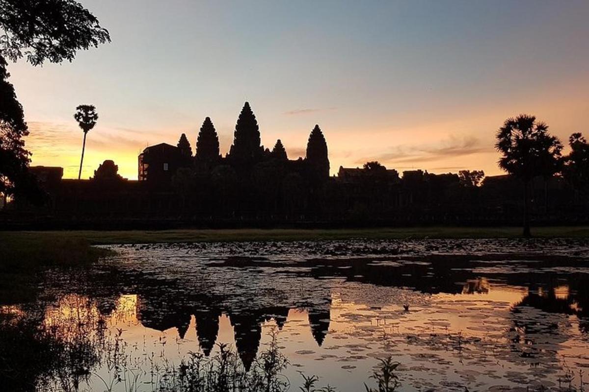 un tramonto su uno stagno di fronte a un tempio
