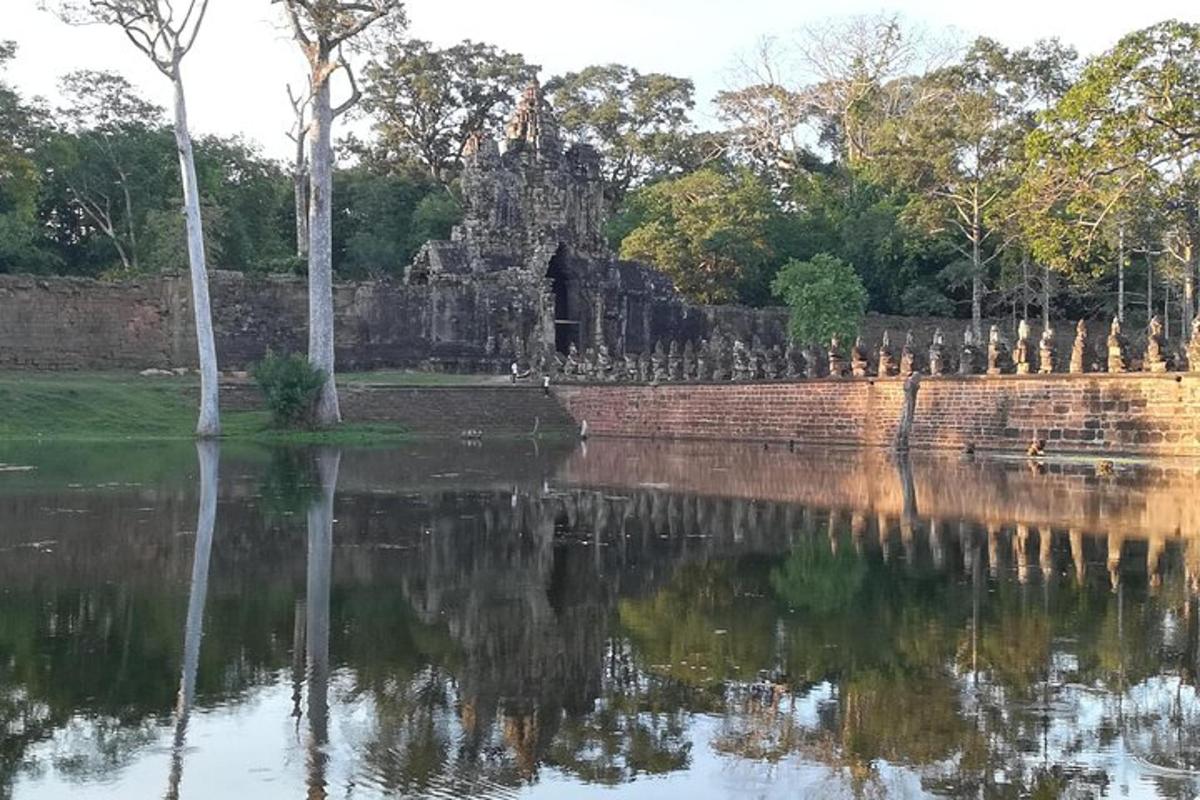 un riflesso di un edificio in uno specchio d'acqua