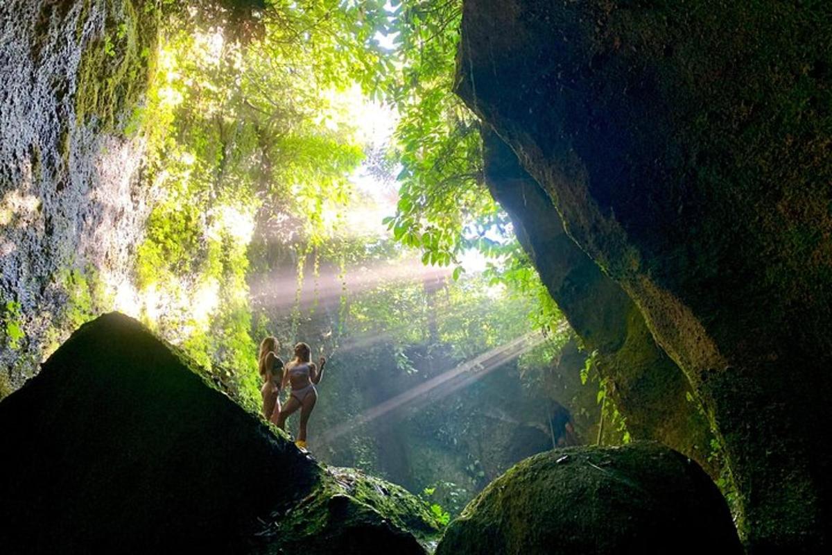 due donne in piedi nel mezzo di una grotta